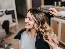 Cara Mencatok Rambut Curly yang Tahan Hingga Tiga Hari