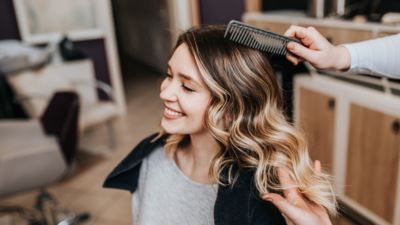 Cara Mencatok Rambut Curly yang Tahan Hingga Tiga Hari