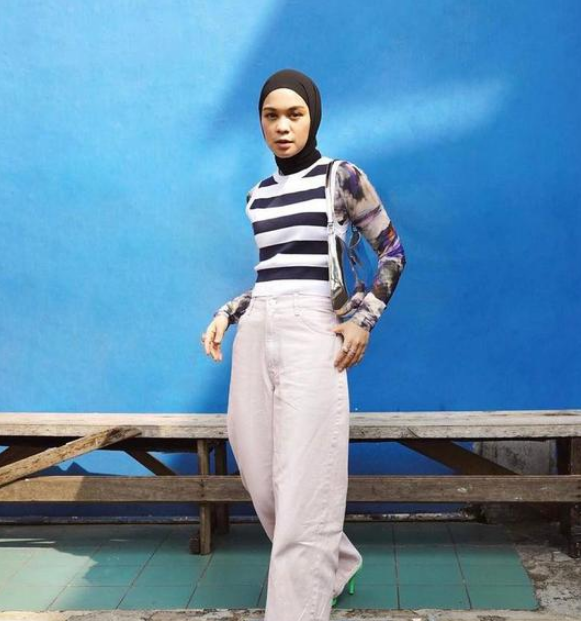 Ide Outfit Celana Jeans Putih untuk Wanita Berhijab