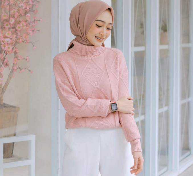 Ide Outfit Celana Jeans Putih untuk Wanita Berhijab