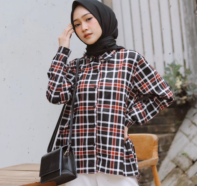 Ide Outfit Celana Jeans Putih untuk Wanita Berhijab