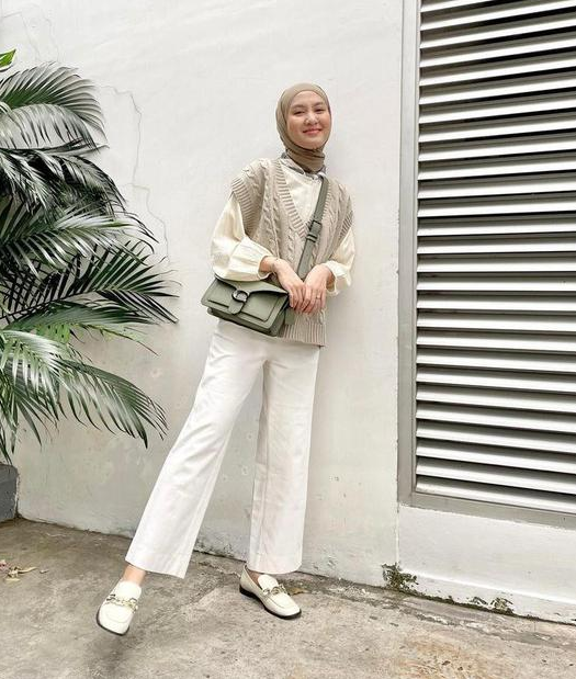 Ide Outfit Celana Jeans Putih untuk Wanita Berhijab