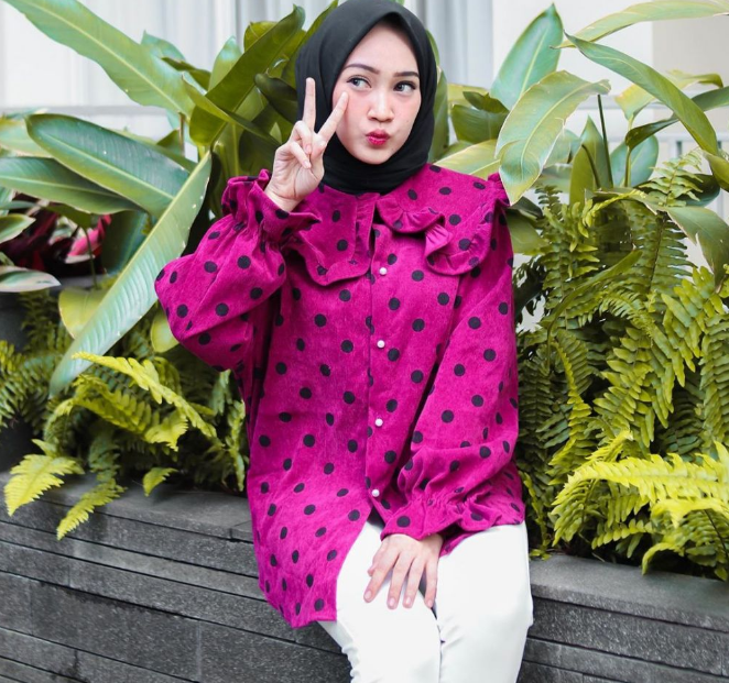 Ide Outfit Celana Jeans Putih untuk Wanita Berhijab