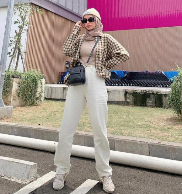 Ide Outfit Celana Jeans Putih untuk Wanita Berhijab