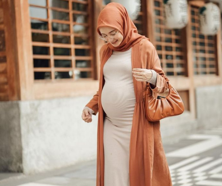 8 Tips Fashion Ibu Hamil Agar Tetap Stylish dan Nyaman