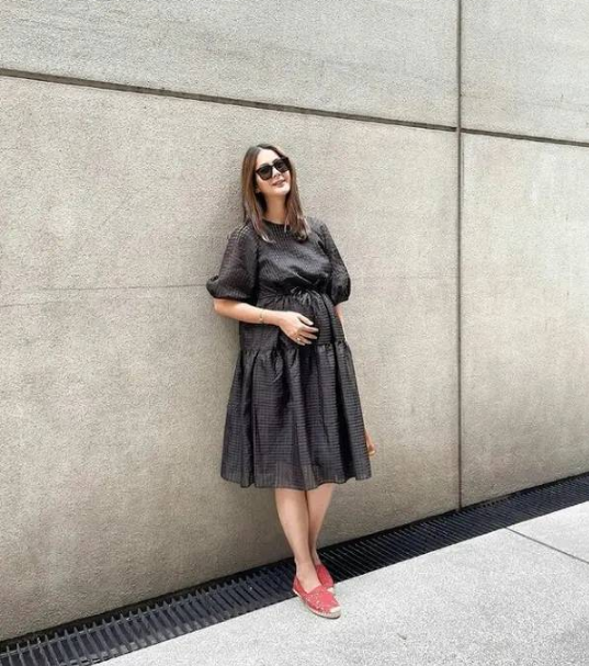 8 Tips Fashion Ibu Hamil Agar Tetap Stylish dan Nyaman