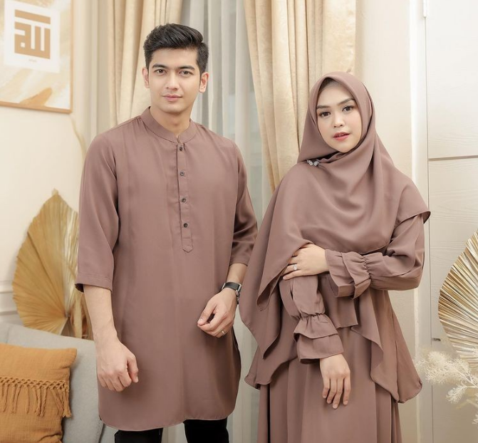 6 Inspirasi Baju Lebaran Couple, Bikin Kamu dan Pasangan Tampak Kompak