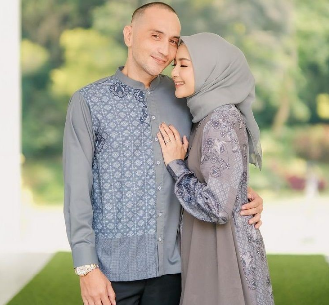 6 Inspirasi Baju Lebaran Couple, Bikin Kamu dan Pasangan Tampak Kompak