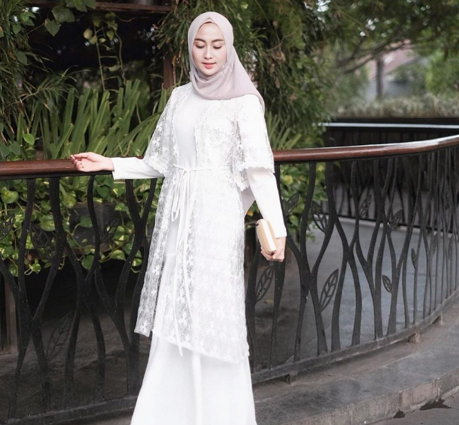 8 Inspirasi Dress Berwarna Putih yang Cocok Dikenakan di Hari Raya