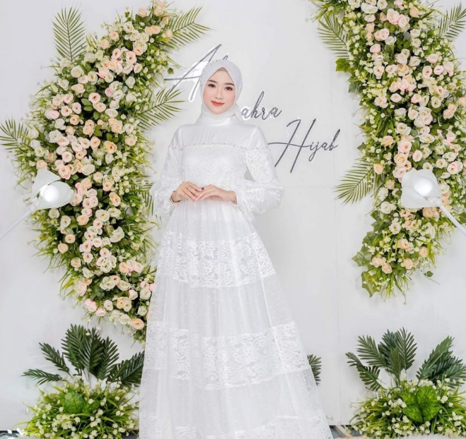 8 Inspirasi Dress Berwarna Putih yang Cocok Dikenakan di Hari Raya