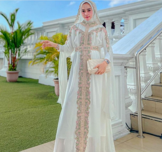 8 Inspirasi Dress Berwarna Putih yang Cocok Dikenakan di Hari Raya