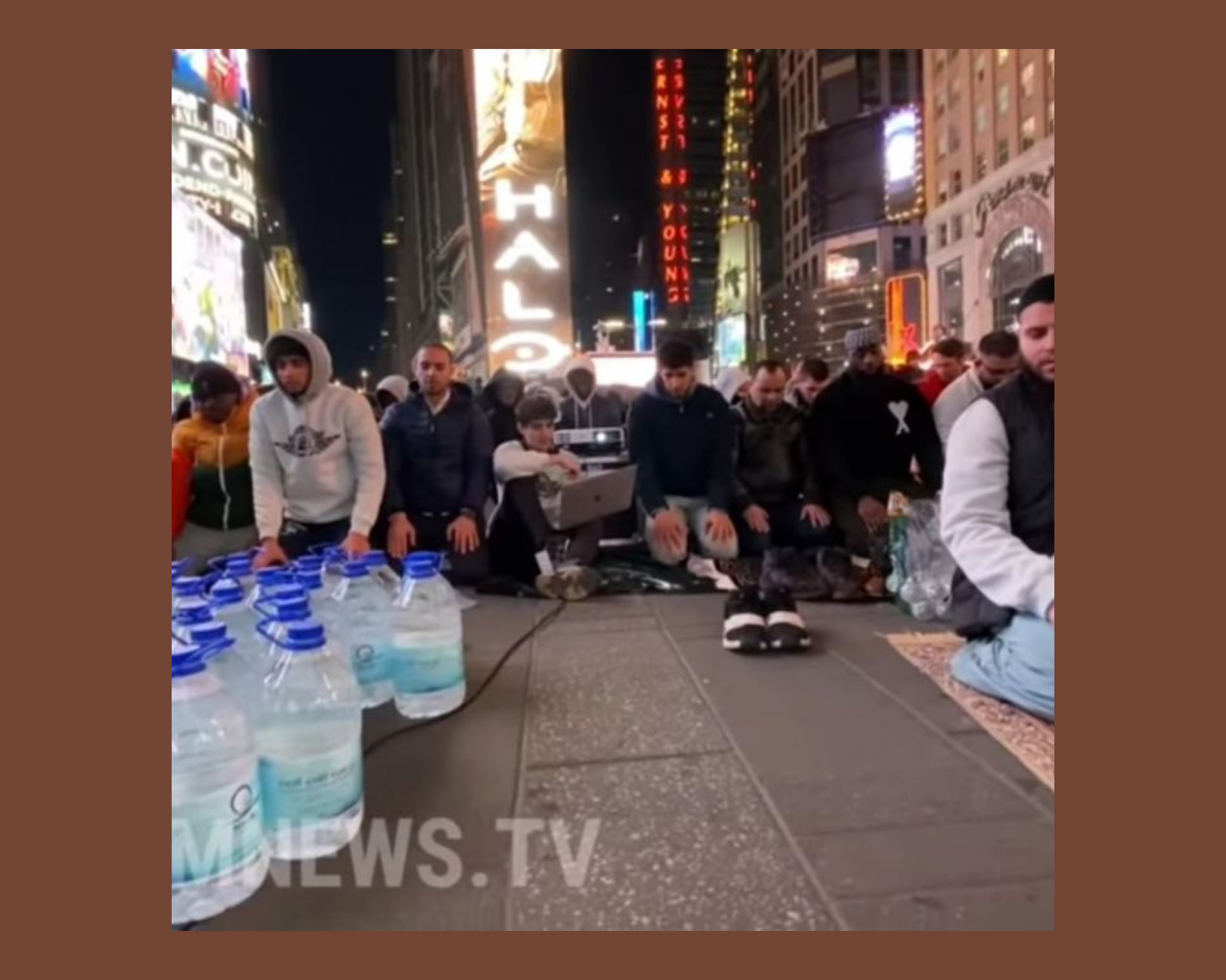 Ratusan Muslim Salat Tarawih di Times Square New York