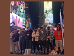 Ratusan Muslim Salat Tarawih di Times Square New York