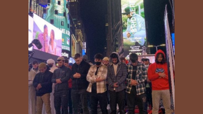 Ratusan Muslim Salat Tarawih di Times Square New York