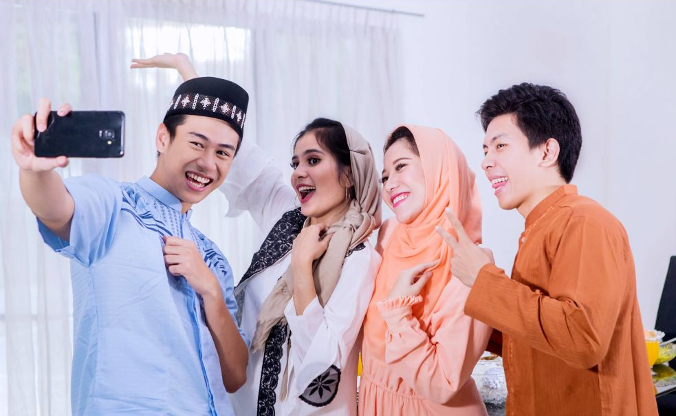 7 Ide Pose Foto Bersama Keluarga di Momen Hari Raya