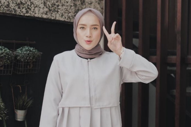 7 Tips Agar Hijab Tetap Tegak Tanpa Hair Spray