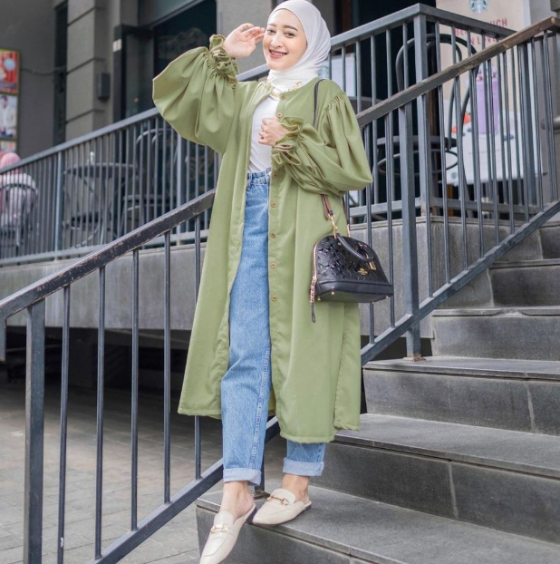 7 Ide Outfit dengan Warna Hijau Pastel untuk Para Hijabers