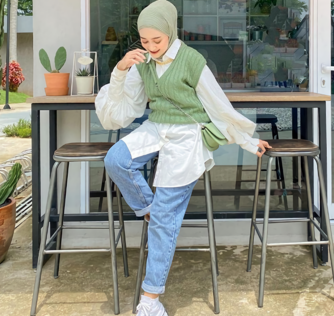 7 Ide Outfit dengan Warna Hijau Pastel untuk Para Hijabers