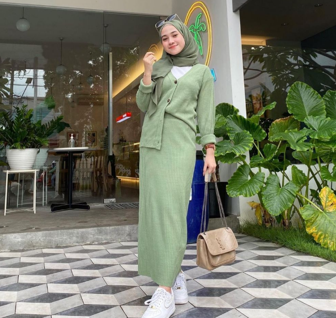 7 Ide Outfit dengan Warna Hijau Pastel untuk Para Hijabers