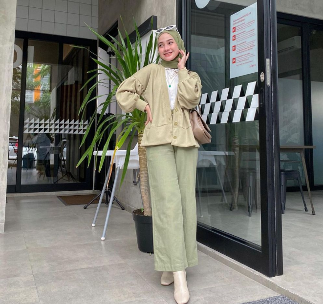 7 Ide Outfit dengan Warna Hijau Pastel untuk Para Hijabers