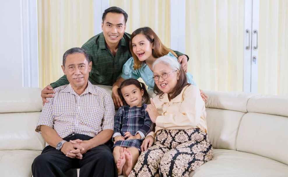 7 Ide Pose Foto Bersama Keluarga di Momen Hari Raya