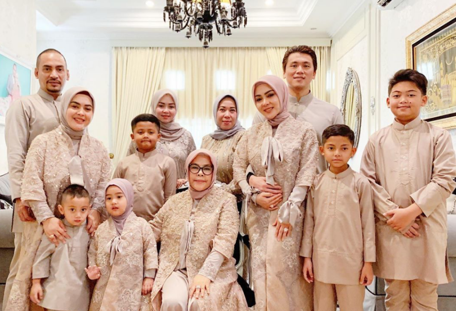 7 Ide Pose Foto Bersama Keluarga di Momen Hari Raya