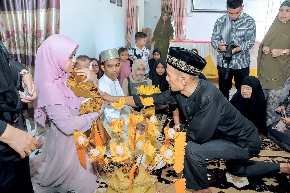 Mengenal Prosesi Mengayun Anak yang Dilakukan UAS