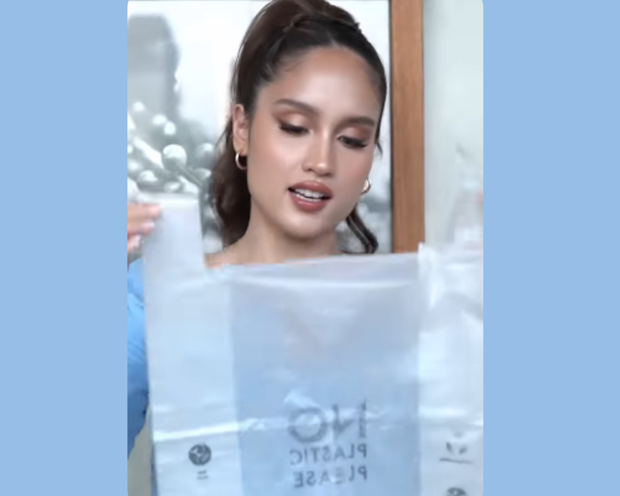 Cinta Laura Tuai Pujian Usai Pungut Sampah di Citayam Fashion Week