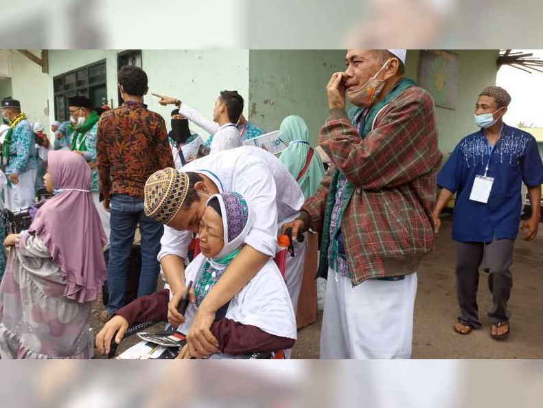 Tangis Haru Jemaah Haji yang Sembuh dari Lumpuh Sepulang dari Ibadah Haji