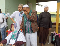 Tangis Haru Jemaah Haji yang Sembuh dari Lumpuh Sepulang dari Ibadah Haji