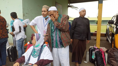 Tangis Haru Jemaah Haji yang Sembuh dari Lumpuh Sepulang dari Ibadah Haji