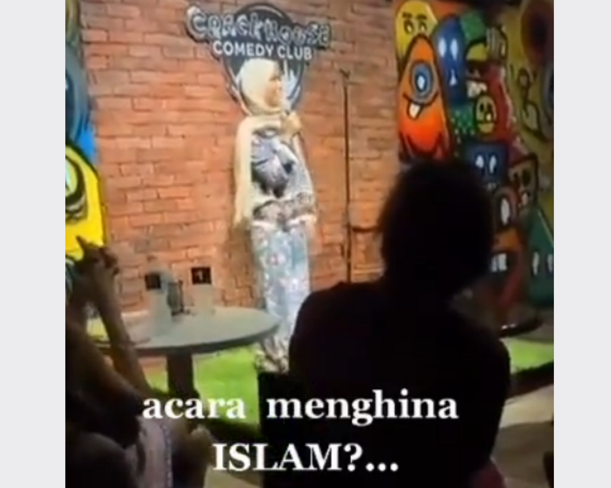 Komika Perempuan di Malaysia Hina Islam dengan Membuka Jilbab Saat Tampil