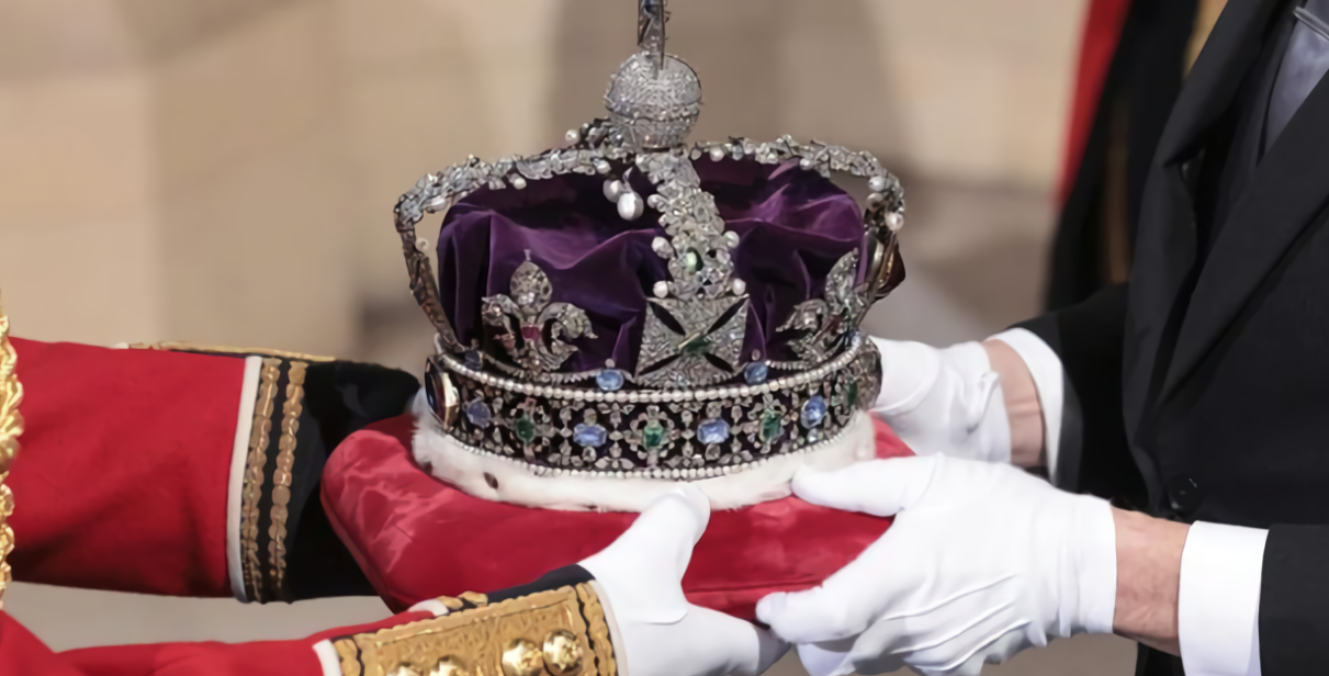5 Deretan Mahkota Ratu Elizabeth II, Siapa Pewaris Selanjutnya?