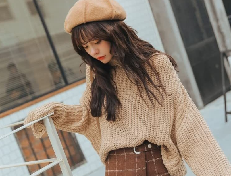 8 Ide Padu Padan Sweater Ala Korea, Cocok untuk Musim Hujan!