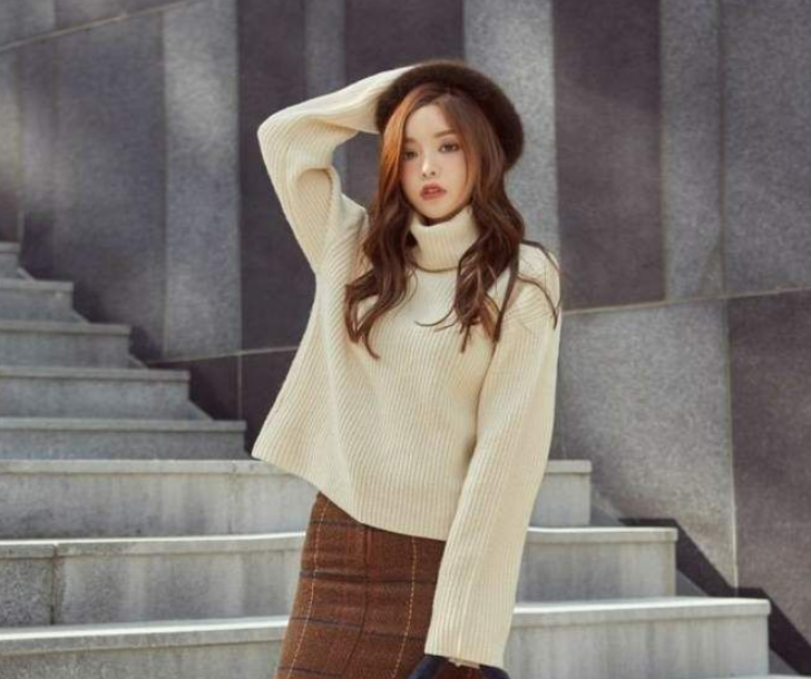 8 Ide Padu Padan Sweater Ala Korea, Cocok untuk Musim Hujan!