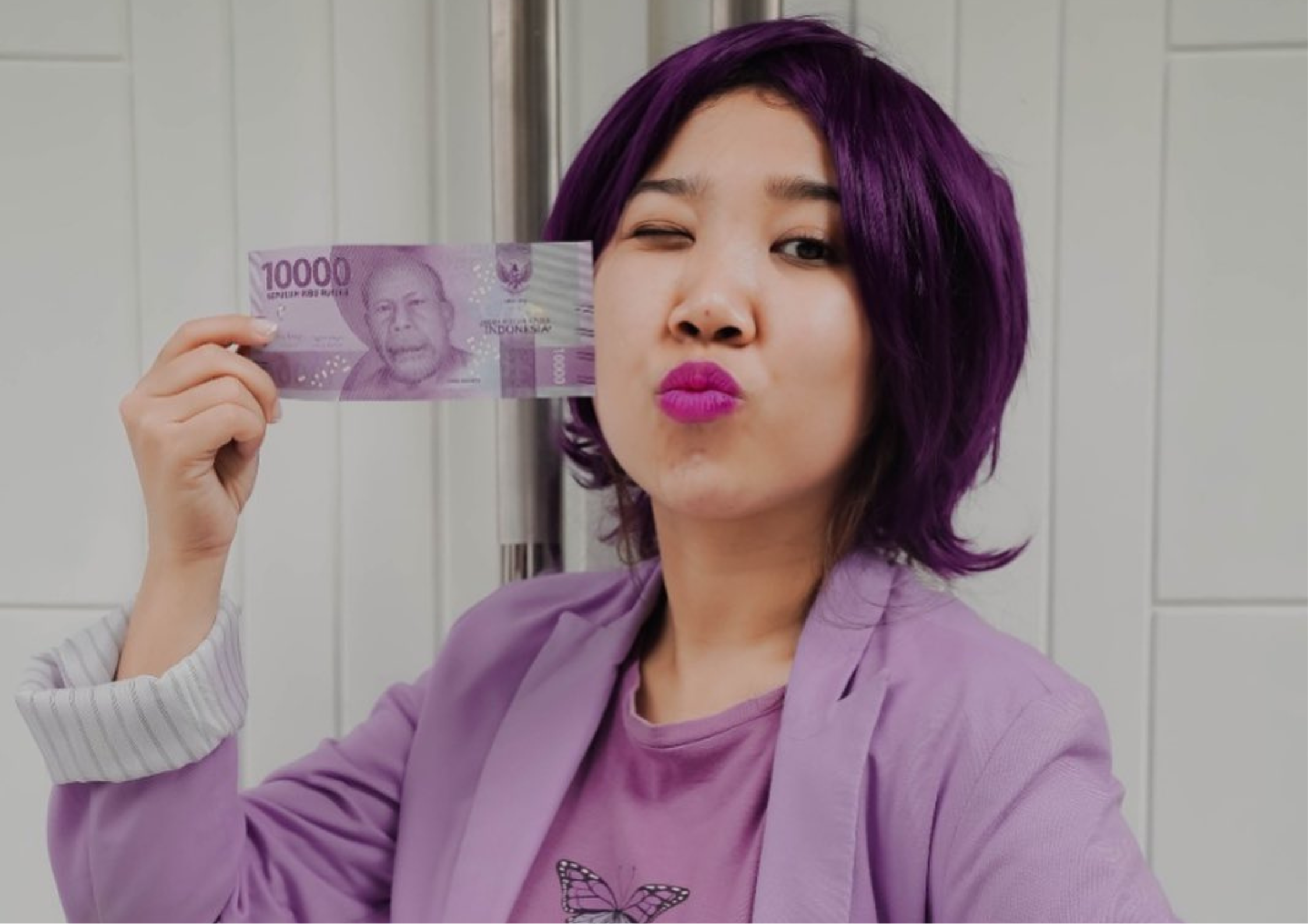 Usai Dimaki, Kiky Saputri Bagi-bagi Uang ke Fans Leslar