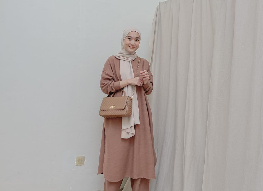 6 Warna Hijab yang Cocok Dipadukan dengan Baju Warna Milo