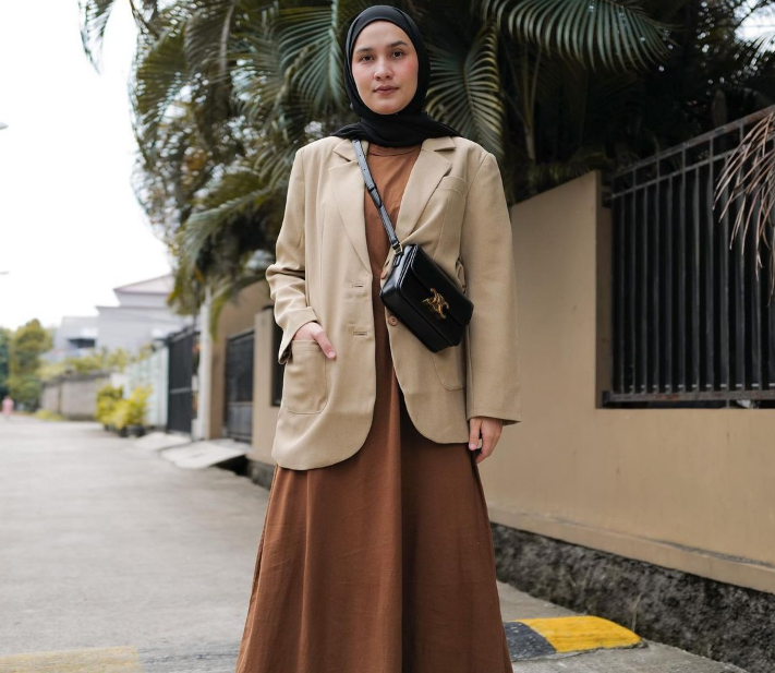 6 Warna Hijab yang Cocok Dipadukan dengan Baju Warna Milo