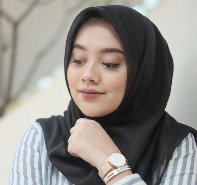 5 Warna Hijab yang Membuat Wajah Tampak Tirus