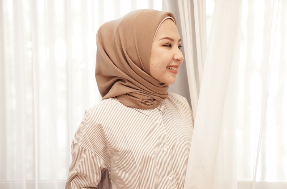 5 Warna Hijab yang Membuat Wajah Tampak Tirus