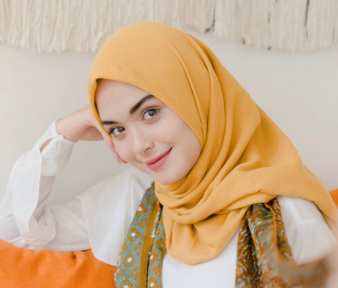 5 Warna Hijab yang Membuat Wajah Tampak Tirus