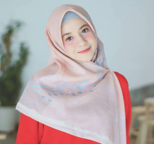 5 Warna Hijab yang Membuat Wajah Tampak Tirus