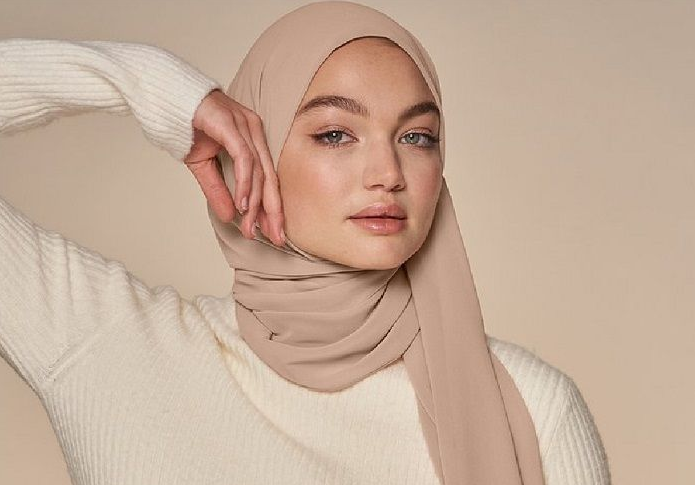 5 Warna Hijab yang Membuat Wajah Tampak Tirus