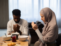 7 Adab Makan dan Minum yang Wajib Diketahui