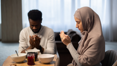 7 Adab Makan dan Minum yang Wajib Diketahui