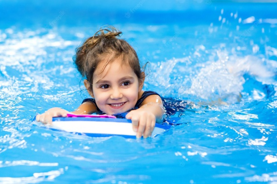 Tidak Hanya Sekadar Menyenangkan, Ini Manfaat Berenang untuk Anak