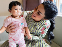 Krisdayanti Lakukan Tradisi ‘Pukul Lele’ untuk Ameena, Apa Itu?