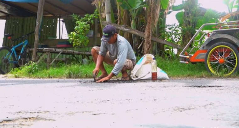 Demi Keselamatan Sang Putri, Tukang Becak di Lamongan Tambal Jalan Berlubang