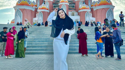 7 Inspirasi OOTD ala Inara Rusli, Bikin Terlihat Seperti ABG