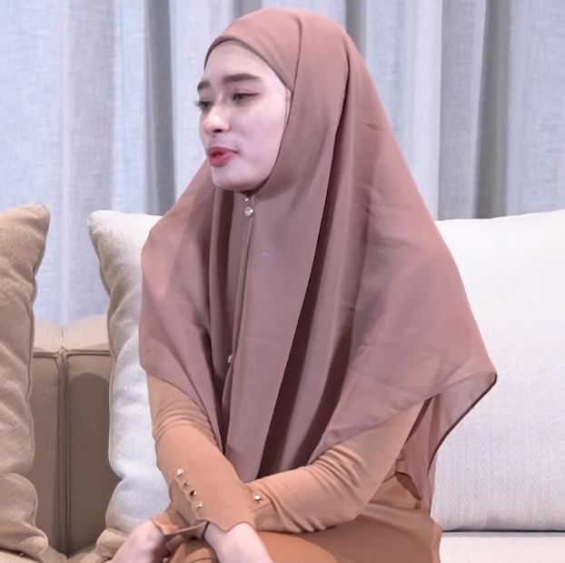 7 Inspirasi OOTD ala Inara Rusli, Bikin Terlihat Seperti ABG